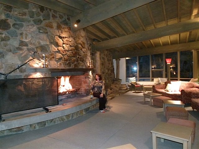 lounge_and_fireplace.jpg